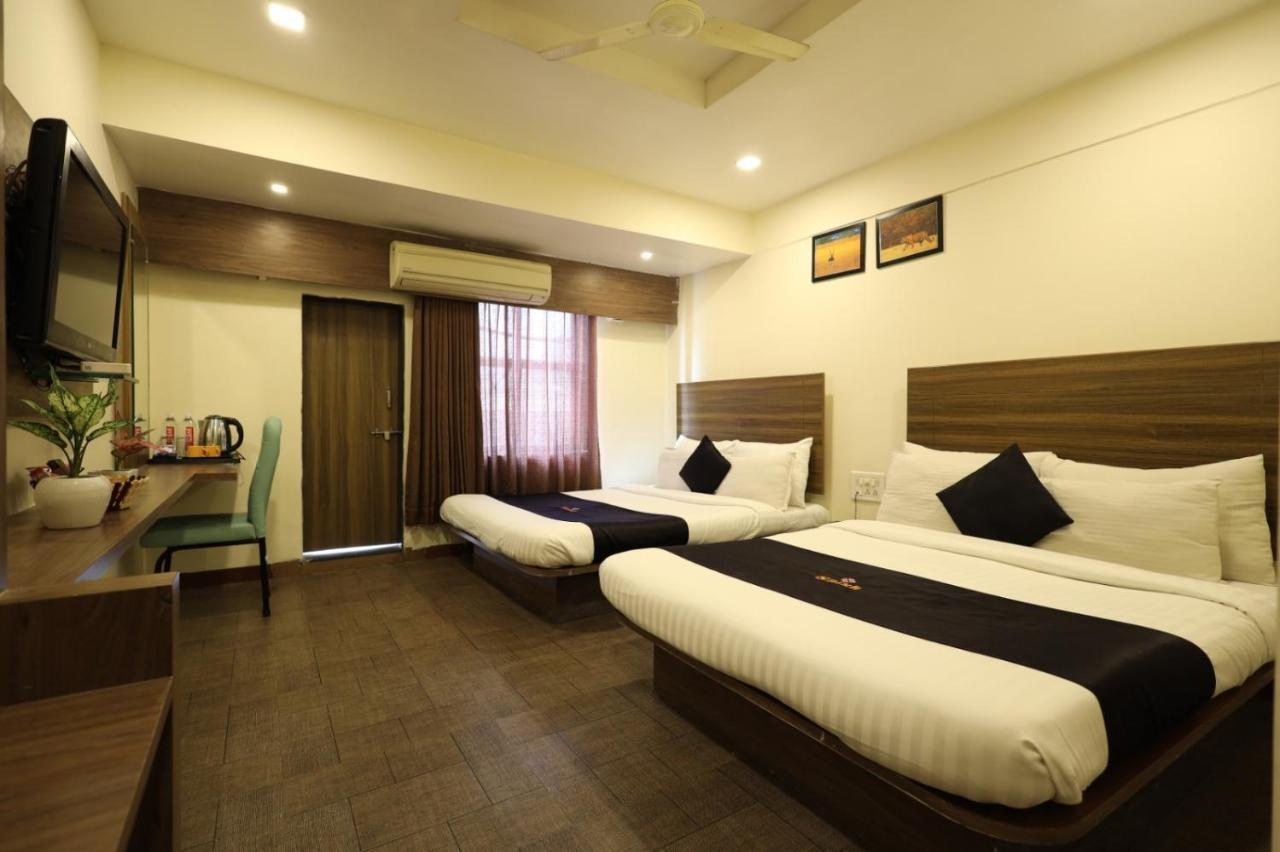 Saish Hotel Shirdi Exterior foto