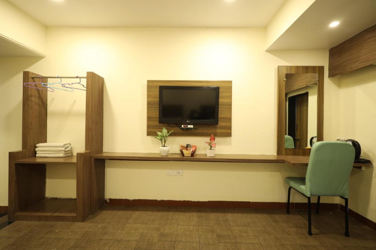 Saish Hotel Shirdi Exterior foto