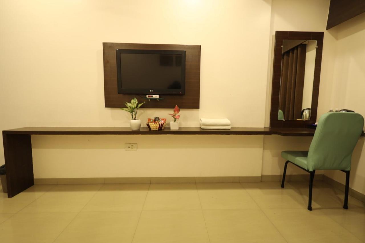 Saish Hotel Shirdi Exterior foto