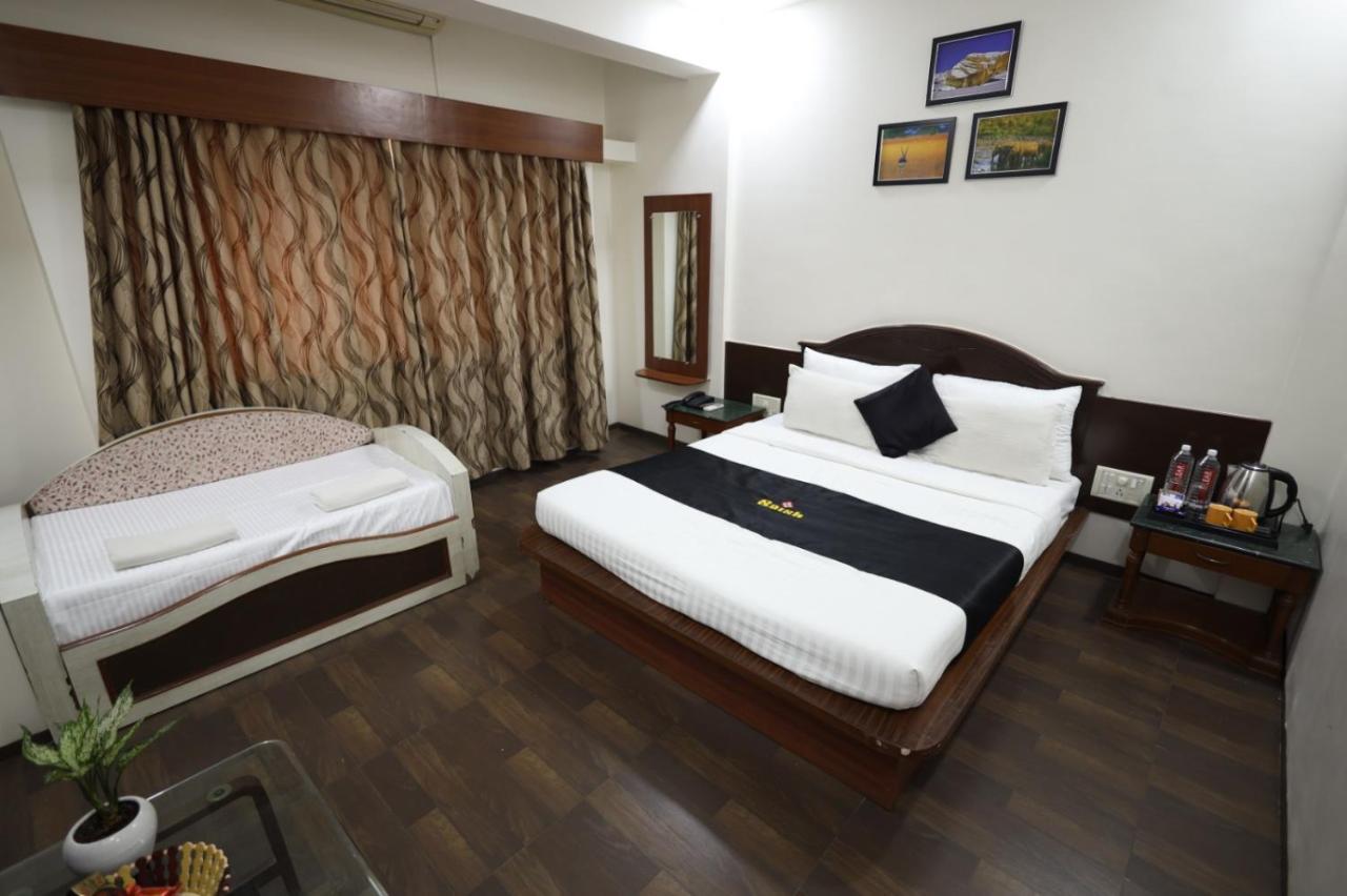 Saish Hotel Shirdi Exterior foto